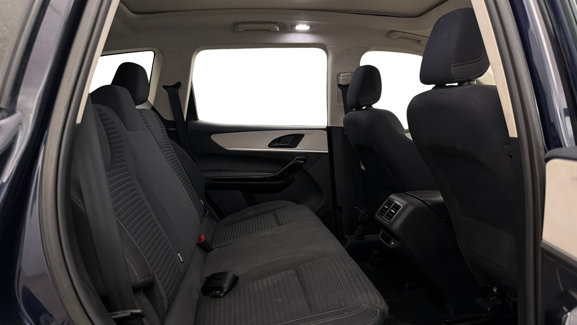 View 2022 Mahindra XUV700 MX Petrol 5 STR Image 29 Used 2022 Mahindra XUV700 MX Petrol 5 STR Image 29