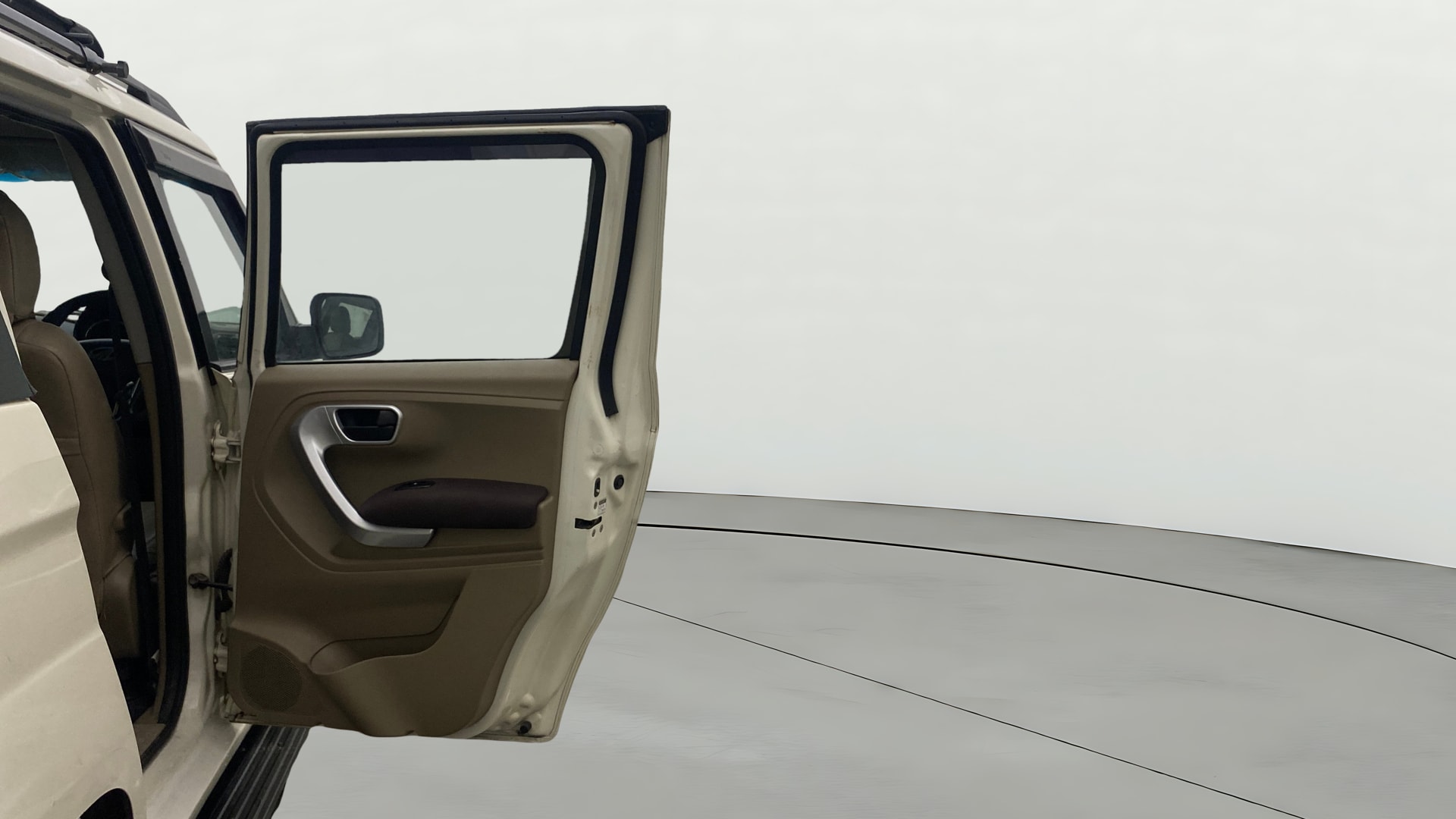View 2018 Mahindra TUV300 T8 Image 6 Used 2018 Mahindra TUV300 T8 Image 6