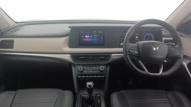 View Mahindra XUV700 Image 15 Used Mahindra XUV700 Image 15