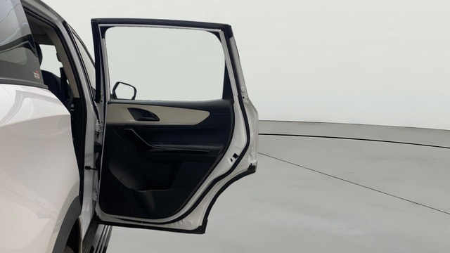 View Mahindra XUV700 Image 7 Used Mahindra XUV700 Image 7