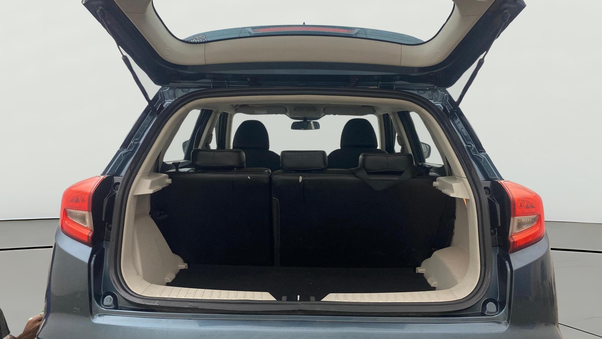 View 2020 Mahindra XUV300 W4 Petrol BS IV Image 38 Used 2020 Mahindra XUV300 W4 Petrol BS IV Image 38