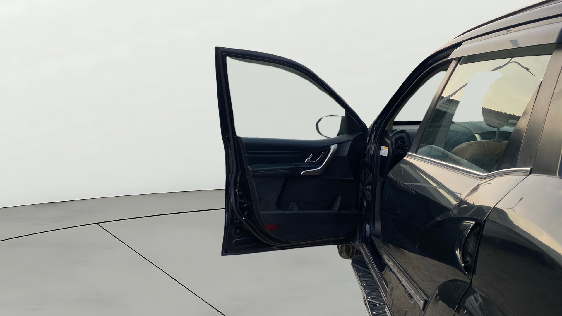 View 2018 Mahindra XUV500 W11 AT Image 40 Used 2018 Mahindra XUV500 W11 AT Image 40