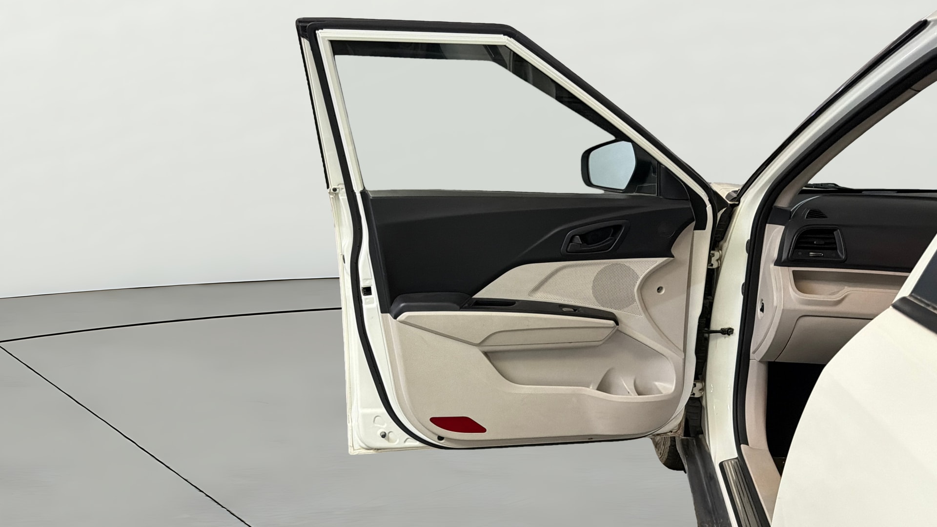 View 2023 Mahindra XUV300 W4 Petrol BS IV Image 31 Used 2023 Mahindra XUV300 W4 Petrol BS IV Image 31