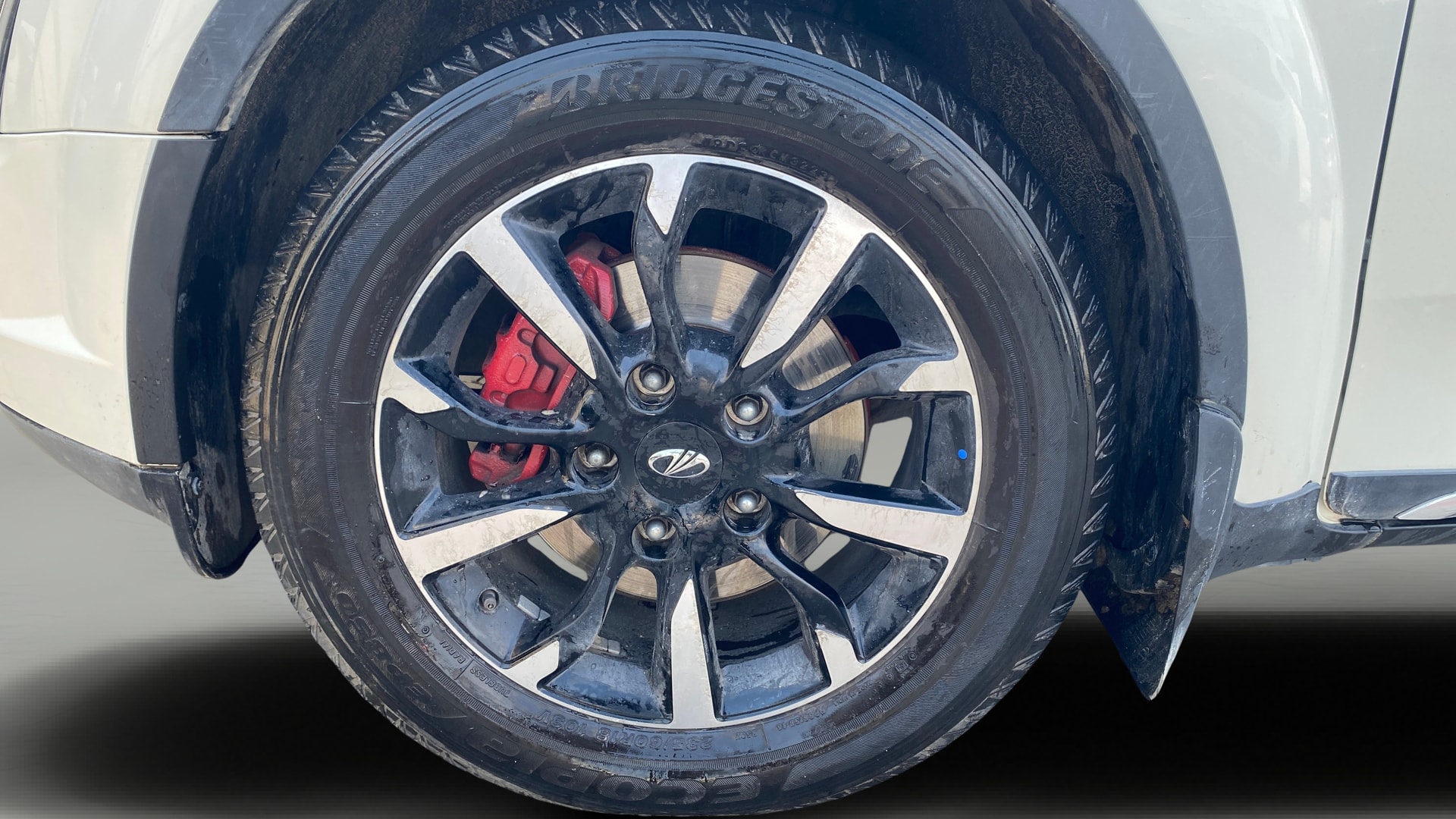 View 2021 Mahindra XUV500 W11 Image 37 Used 2021 Mahindra XUV500 W11 Image 37