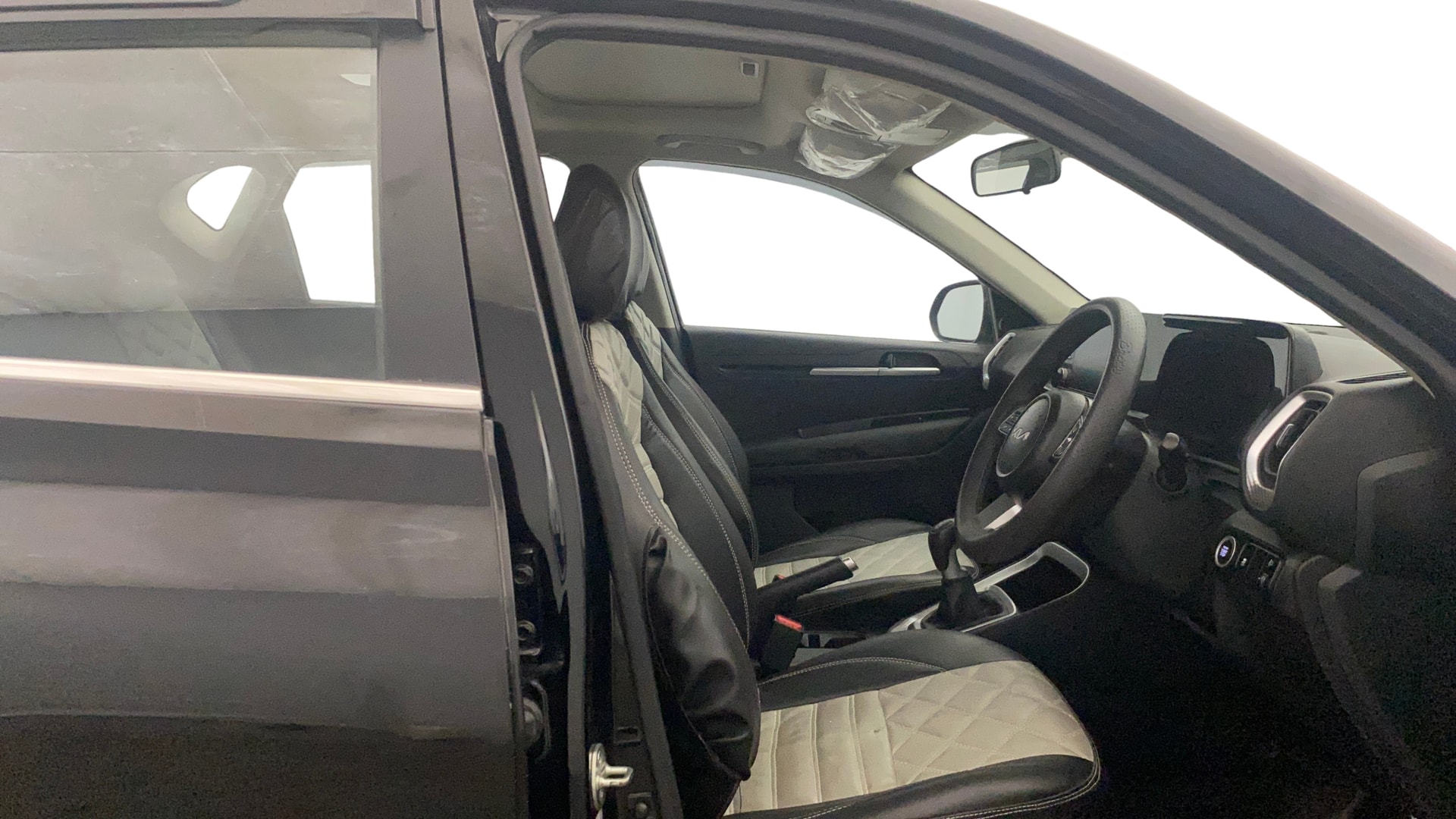 View 2023 Kia Sonet HTK Plus iMT Petrol Image 17 Used 2023 Kia Sonet HTK Plus iMT Petrol Image 17
