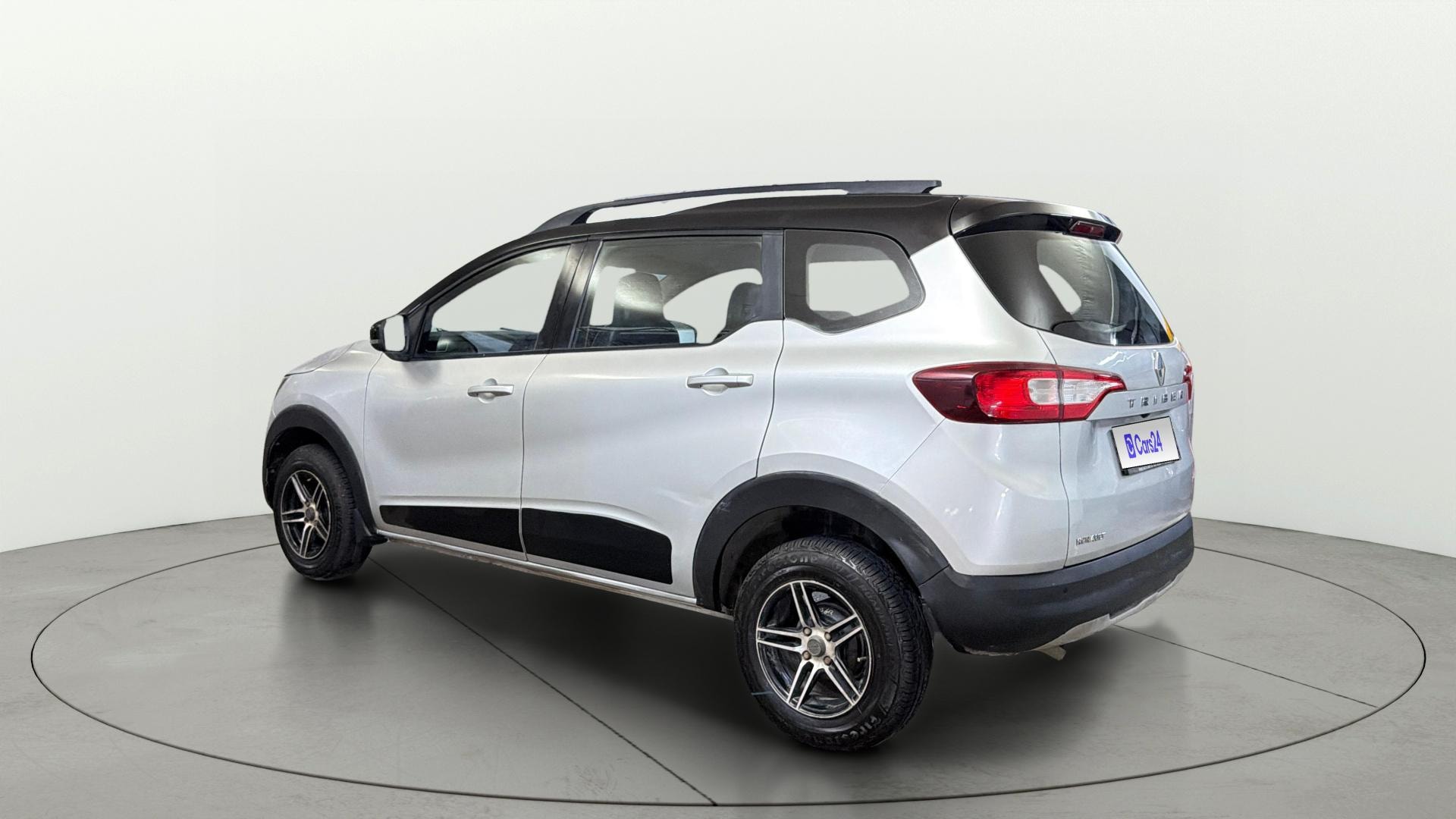 View 2022 Renault Triber RXT Image 2 Used 2022 Renault Triber RXT Image 2