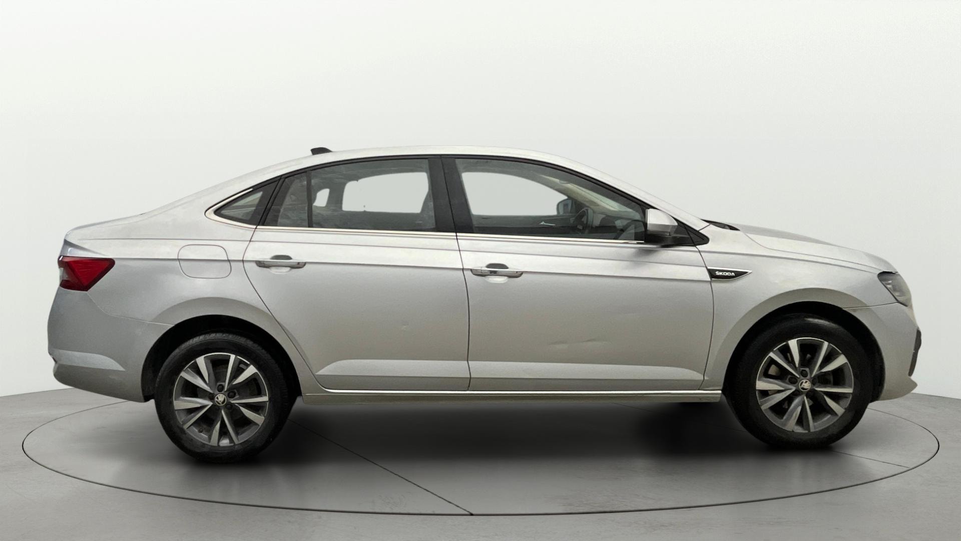 View 2022 Skoda Slavia Style 1.0 TSI MT Image 9 Used 2022 Skoda Slavia Style 1.0 TSI MT Image 9