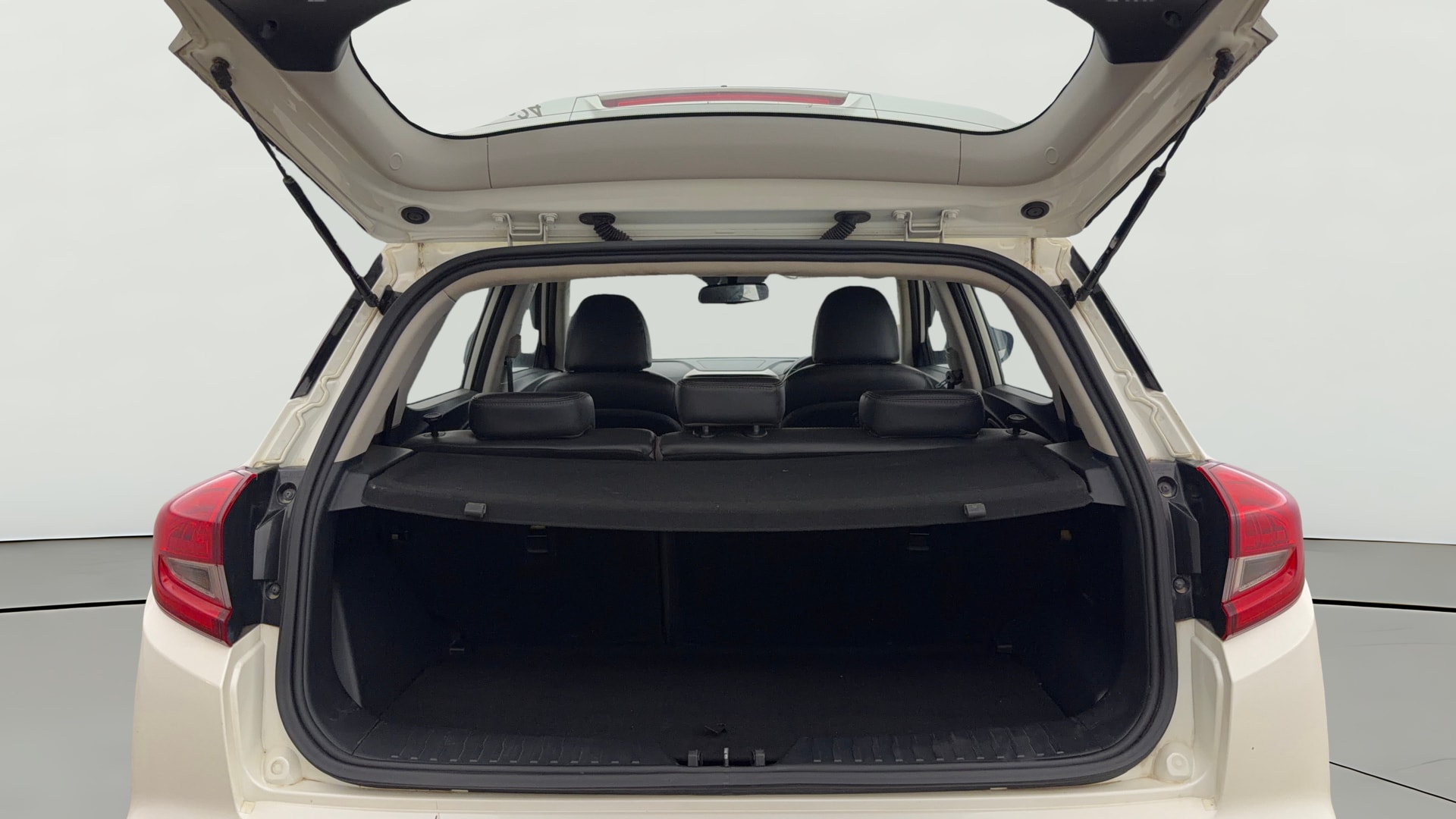 View 2022 Mahindra XUV300 W4 Petrol BS IV Image 39 Used 2022 Mahindra XUV300 W4 Petrol BS IV Image 39