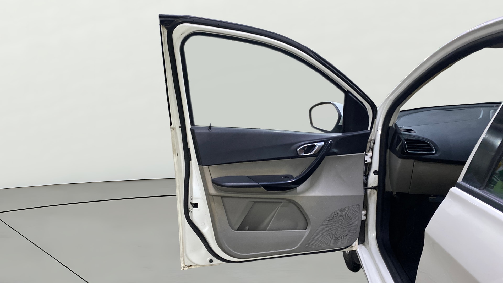 View 2016 Tata Tiago Revotorq XB Image 31 Used 2016 Tata Tiago Revotorq XB Image 31