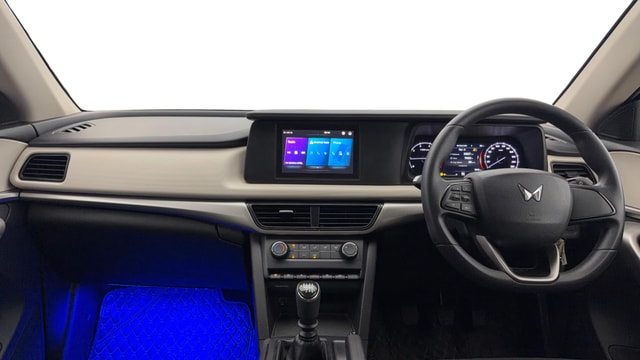 View Mahindra XUV700 Image 15 Used Mahindra XUV700 Image 15