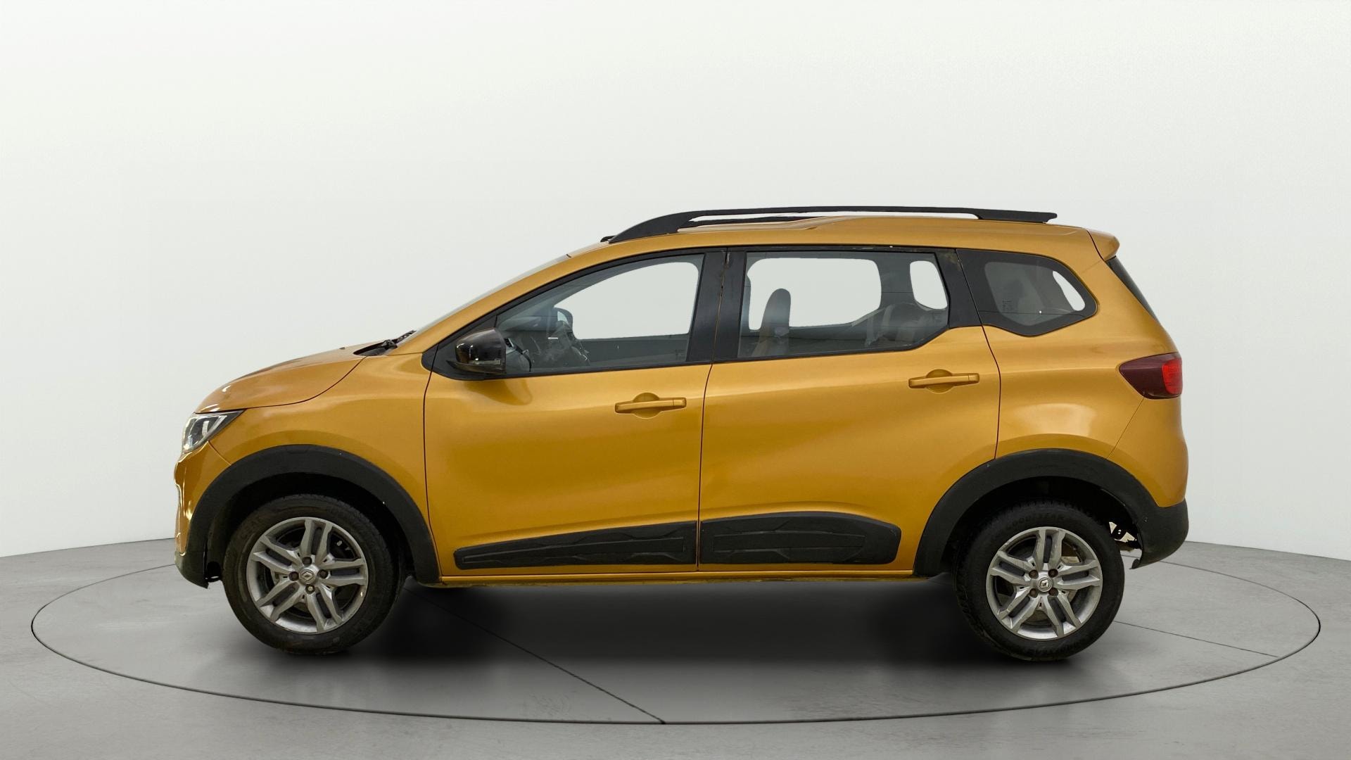 View 2022 Renault Triber RXZ AMT Image 5 Used 2022 Renault Triber RXZ AMT Image 5