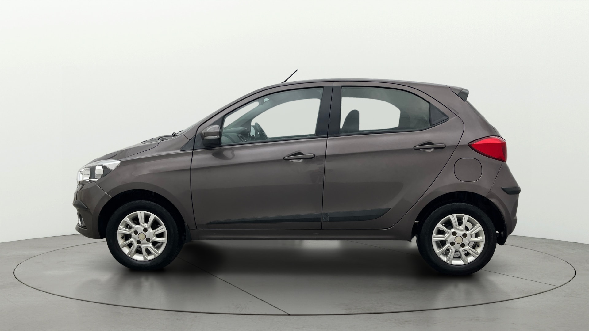 View 2018 Tata Tiago Revotorq XB Image 5 Used 2018 Tata Tiago Revotorq XB Image 5