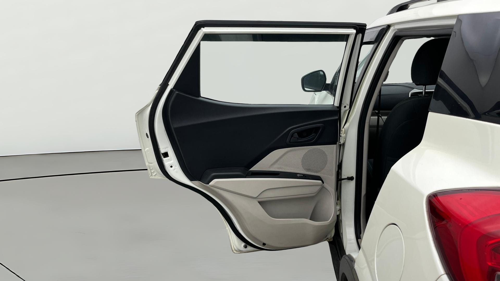 View 2019 Mahindra XUV300 W4 Petrol BS IV Image 22 Used 2019 Mahindra XUV300 W4 Petrol BS IV Image 22