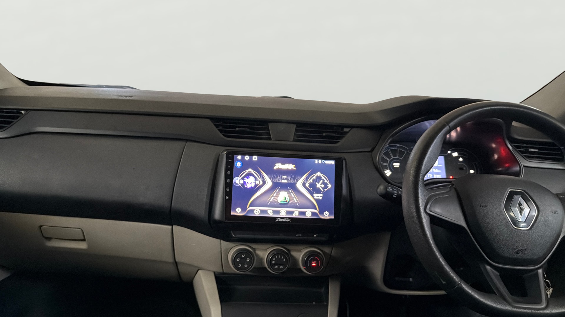 View 2023 Renault Triber RXE Image 18 Used 2023 Renault Triber RXE Image 18