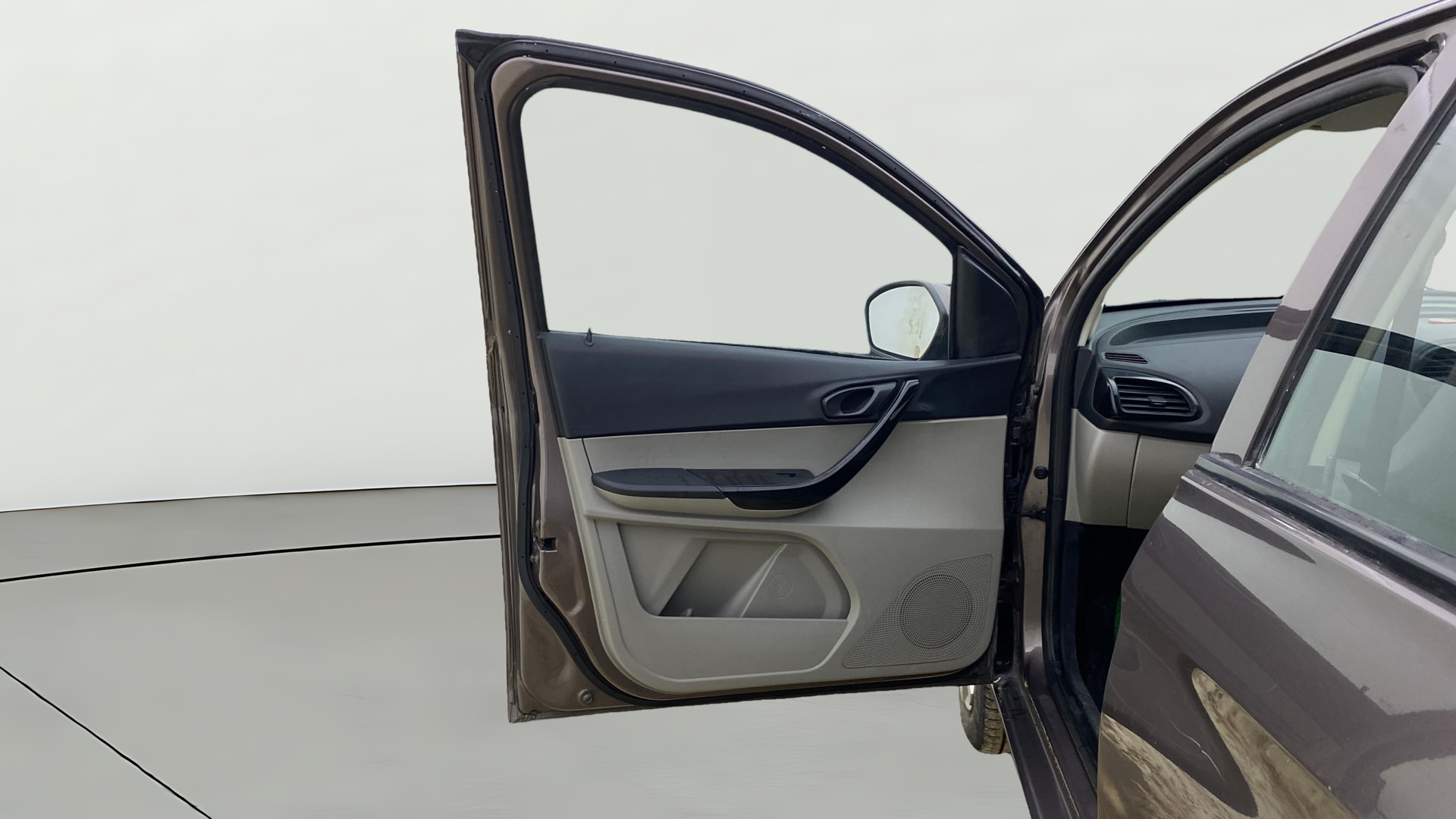 View 2018 Tata Tiago Revotorq XB Image 30 Used 2018 Tata Tiago Revotorq XB Image 30