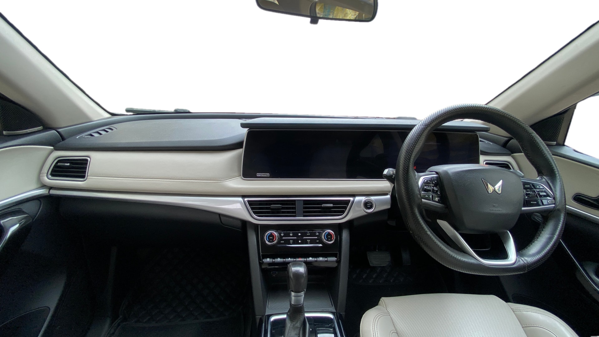 View 2021 Mahindra XUV700 MX Petrol 5 STR Image 17 Used 2021 Mahindra XUV700 MX Petrol 5 STR Image 17