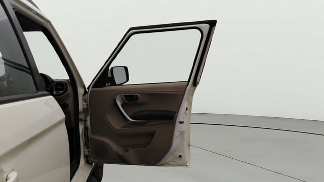 View Mahindra TUV300 Image 45 Used Mahindra TUV300 Image 45