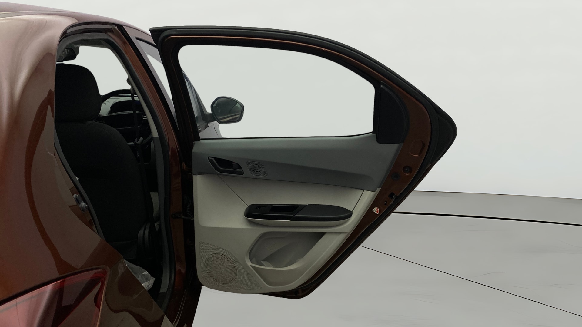 View 2025 Tata Tiago Revotorq XB Image 7 Used 2025 Tata Tiago Revotorq XB Image 7