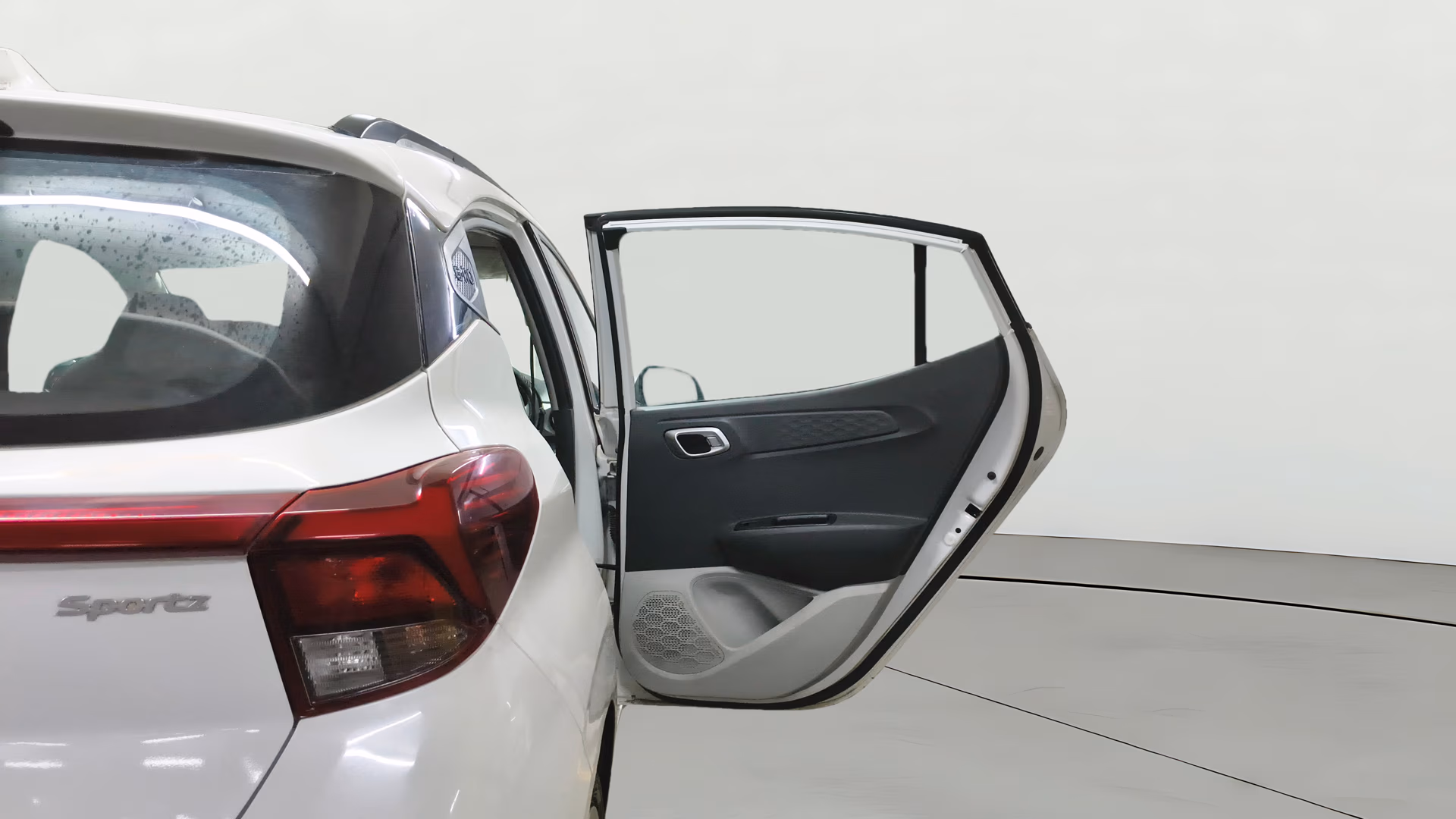 View 2023 Hyundai Grand i10 Nios Sportz Petrol AMT Image 8 Used 2023 Hyundai Grand i10 Nios Sportz Petrol AMT Image 8
