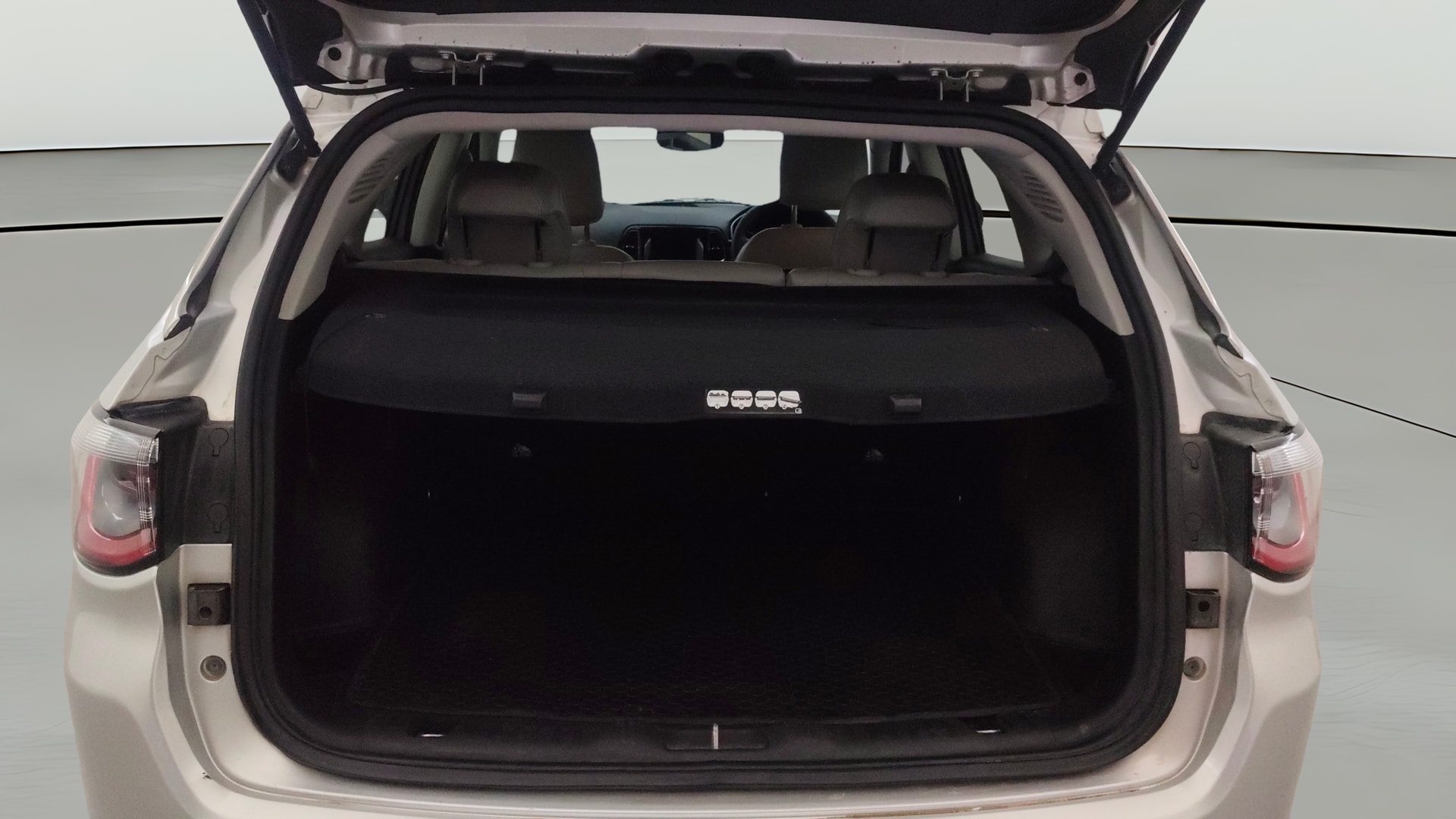 View 2018 Jeep Compass Limited 4X4 2.0 Diesel BS IV Image 38 Used 2018 Jeep Compass Limited 4X4 2.0 Diesel BS IV Image 38
