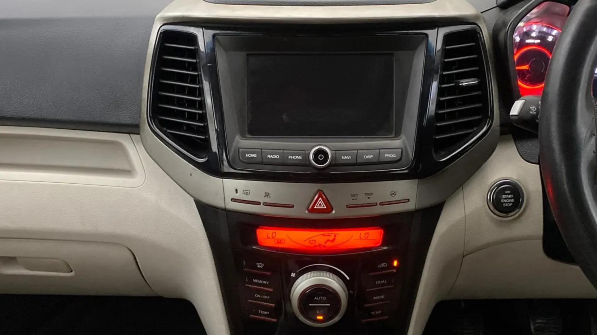 View 2021 Mahindra XUV300 W4 Petrol BS IV Image 33 Used 2021 Mahindra XUV300 W4 Petrol BS IV Image 33