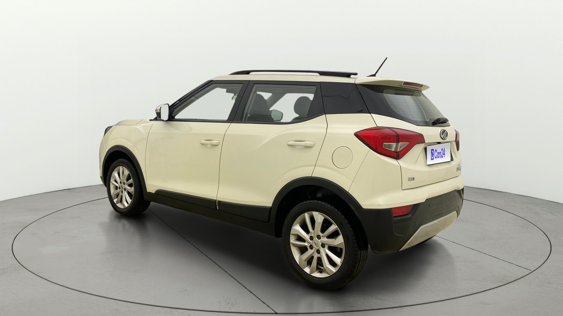 View 2020 Mahindra XUV300 W4 Petrol BS IV Image 2 Used 2020 Mahindra XUV300 W4 Petrol BS IV Image 2