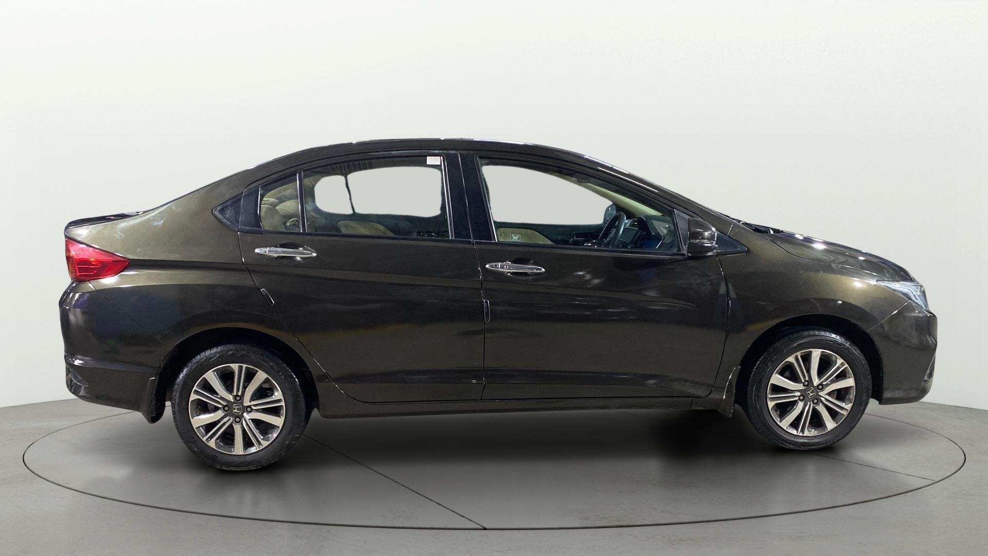 View 2018 Honda City ZX MT Diesel Anniversary Edition Image 9 Used 2018 Honda City ZX MT Diesel Anniversary Edition Image 9