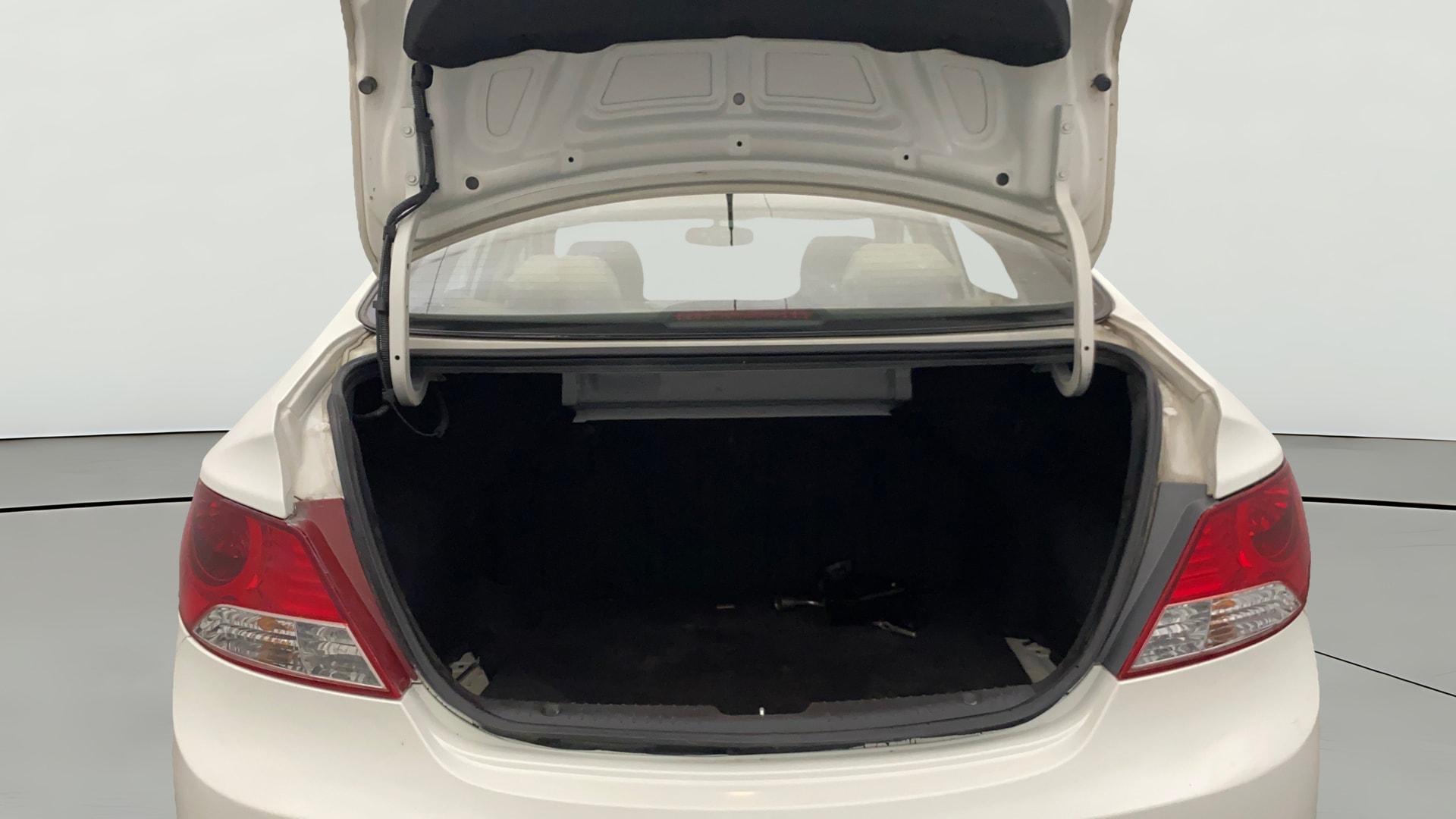 View 2014 Hyundai Fluidic Verna 1.6 VTVT SX Image 38 Used 2014 Hyundai Fluidic Verna 1.6 VTVT SX Image 38