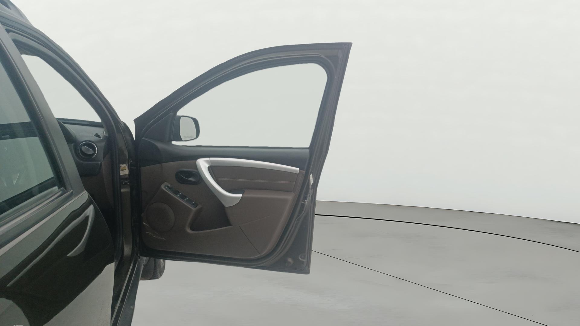 View 2017 Renault Duster Petrol RXL Image 45 Used 2017 Renault Duster Petrol RXL Image 45