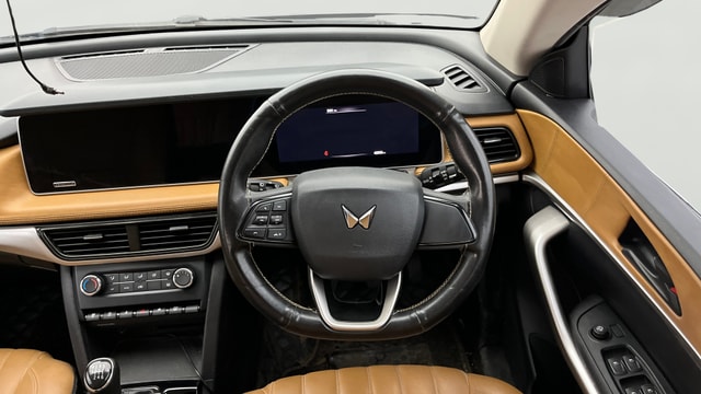 View Mahindra XUV700 Image 20 Used Mahindra XUV700 Image 20