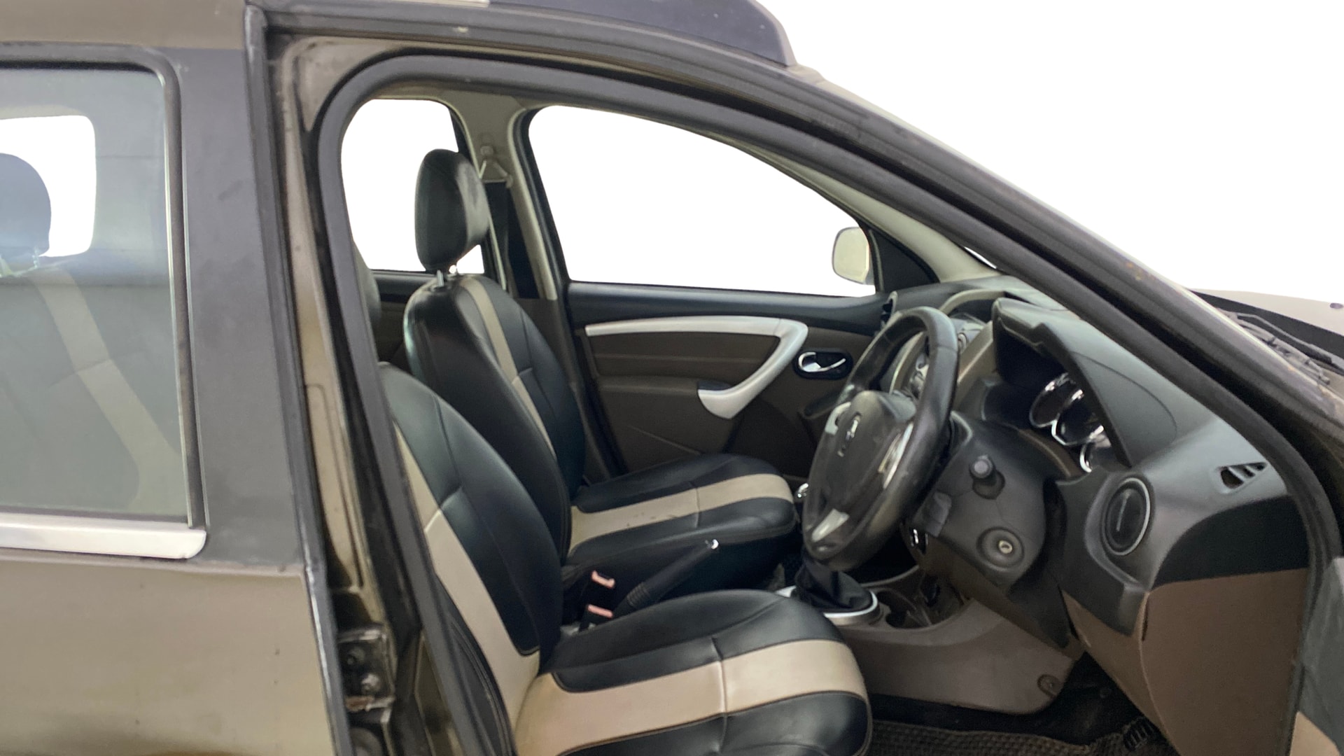 View 2017 Renault Duster Diesel 85PS 4x2 MT Image 16 Used 2017 Renault Duster Diesel 85PS 4x2 MT Image 16