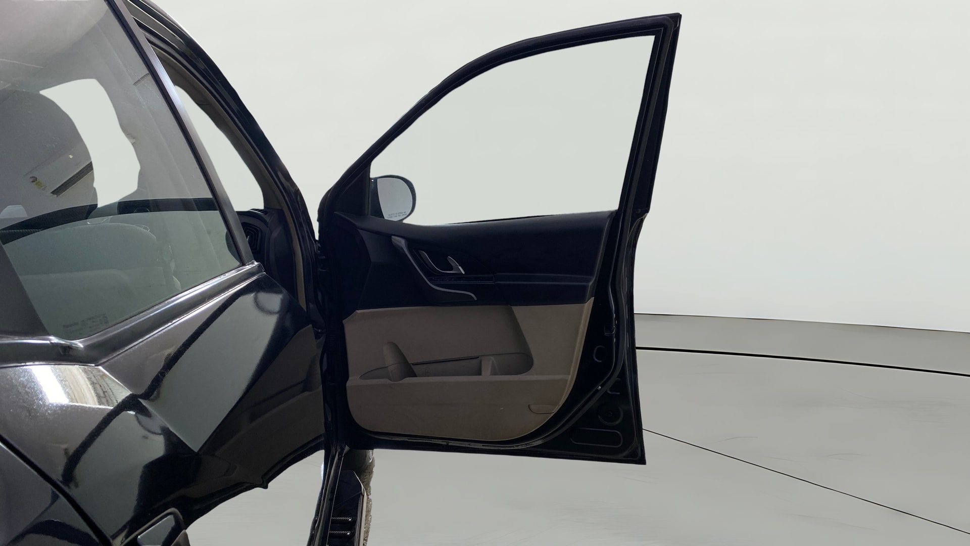 View 2018 Mahindra XUV500 W6 AT Image 46 Used 2018 Mahindra XUV500 W6 AT Image 46