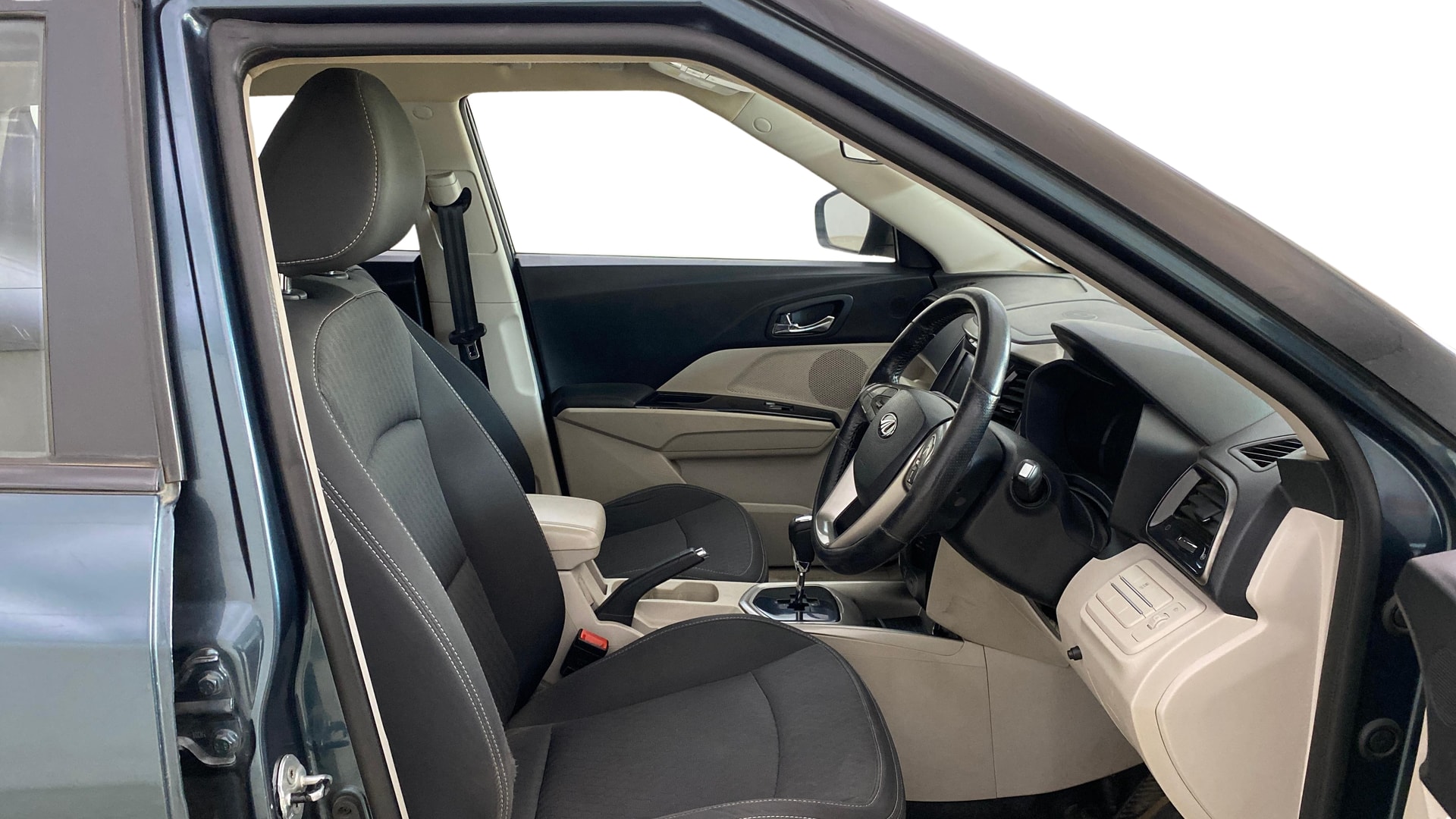 View 2019 Mahindra XUV300 W4 Petrol BS IV Image 26 Used 2019 Mahindra XUV300 W4 Petrol BS IV Image 26