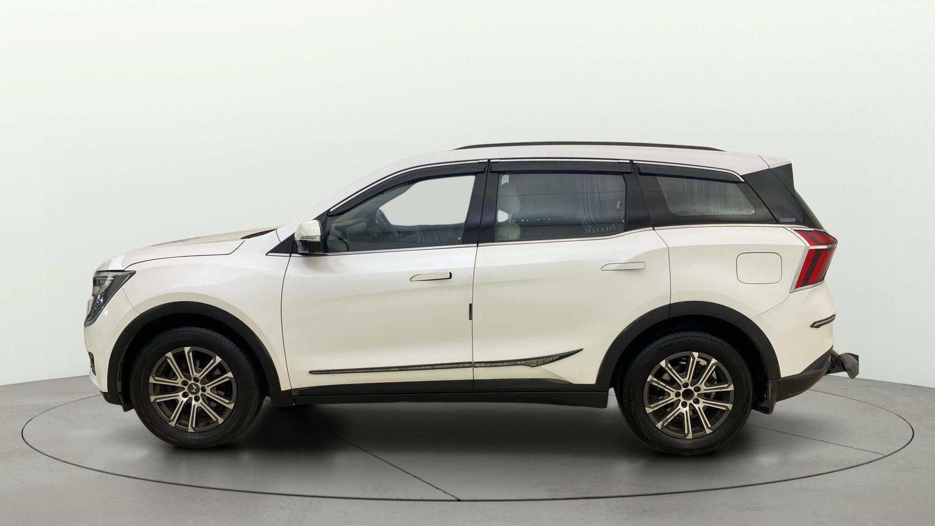View 2022 Mahindra XUV700 MX Petrol 5 STR Image 28 Used 2022 Mahindra XUV700 MX Petrol 5 STR Image 28