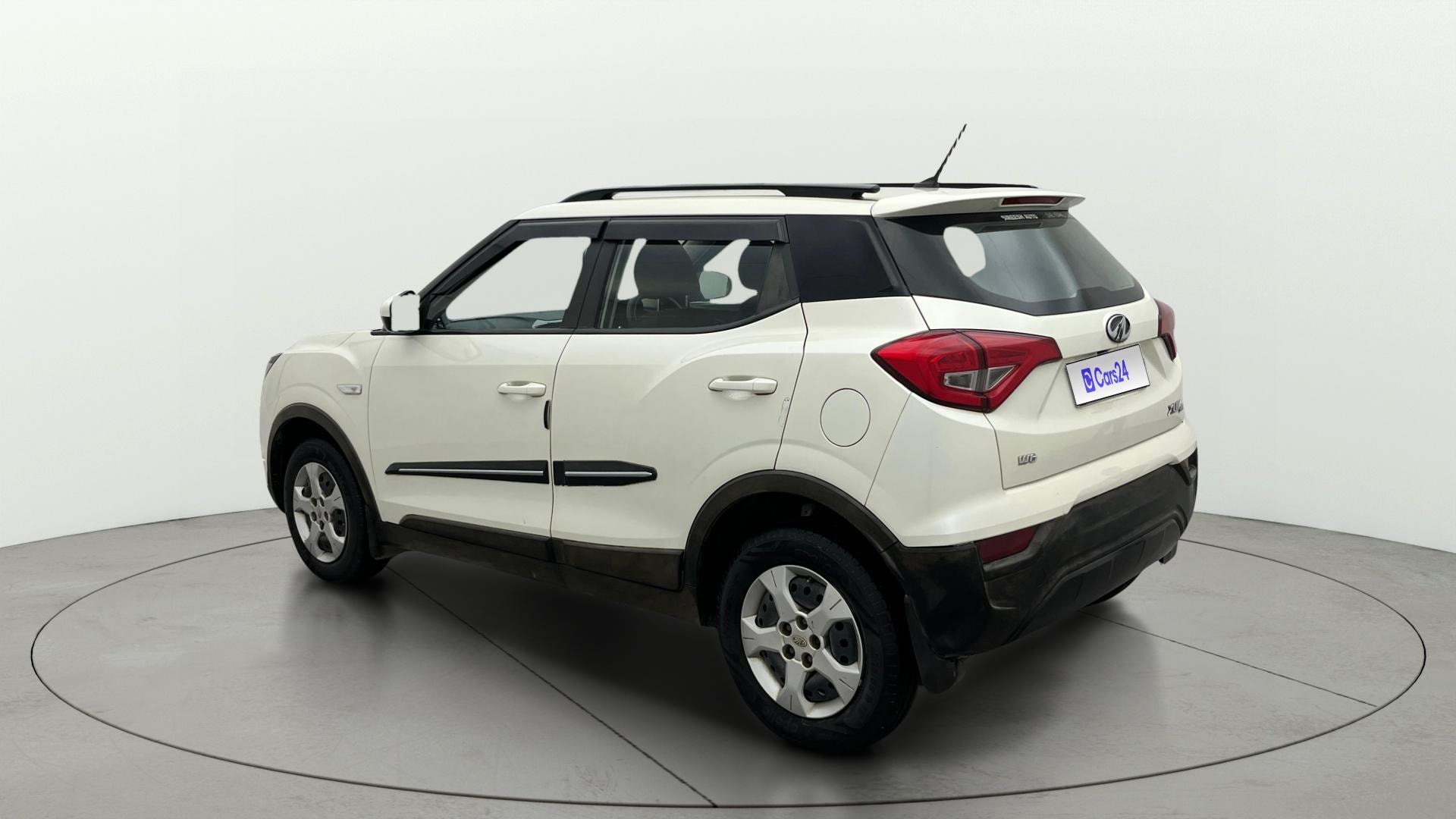 View 2019 Mahindra XUV300 W4 Petrol BS IV Image 2 Used 2019 Mahindra XUV300 W4 Petrol BS IV Image 2