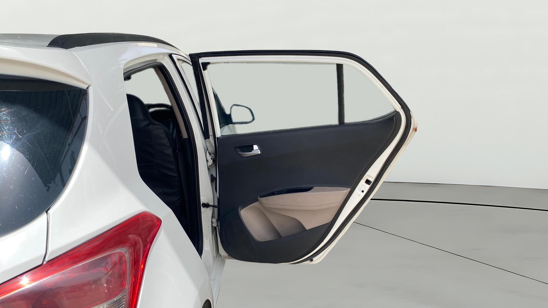 View 2016 Hyundai Grand i10 Asta AT 1.2 Kappa VTVT Image 7 Used 2016 Hyundai Grand i10 Asta AT 1.2 Kappa VTVT Image 7