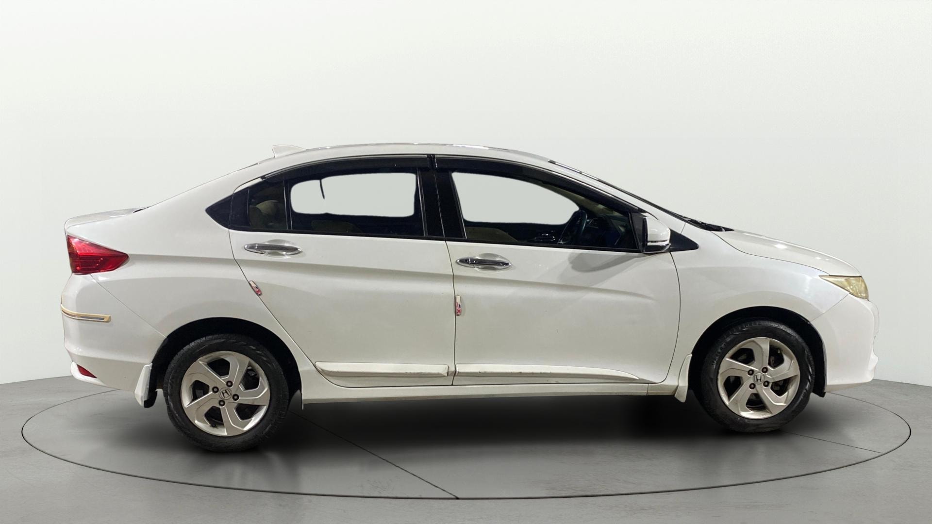 View 2015 Honda City ZX MT Diesel Anniversary Edition Image 9 Used 2015 Honda City ZX MT Diesel Anniversary Edition Image 9