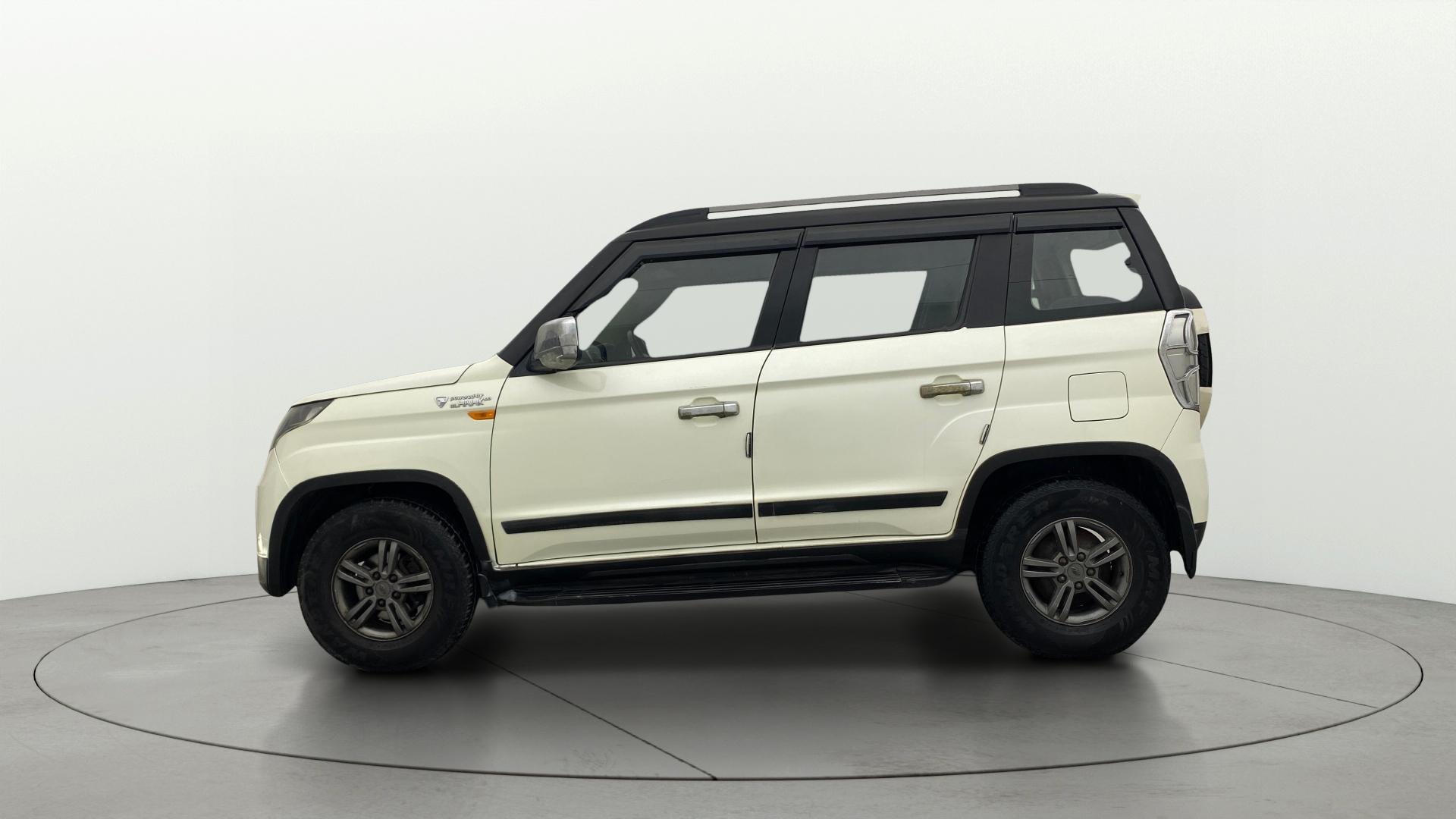 View 2019 Mahindra TUV300 T10 100HP Image 5 Used 2019 Mahindra TUV300 T10 100HP Image 5