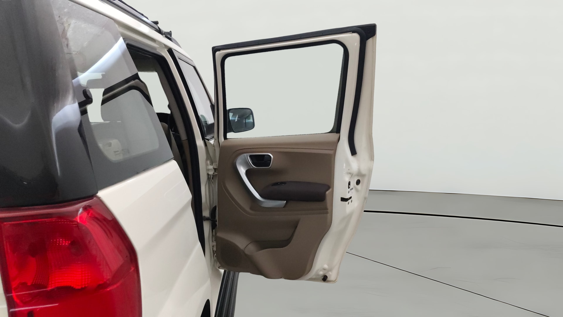 View 2016 Mahindra TUV300 T8 Image 7 Used 2016 Mahindra TUV300 T8 Image 7