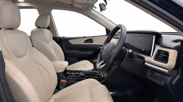 View Mahindra XUV700 Image 18 Used Mahindra XUV700 Image 18
