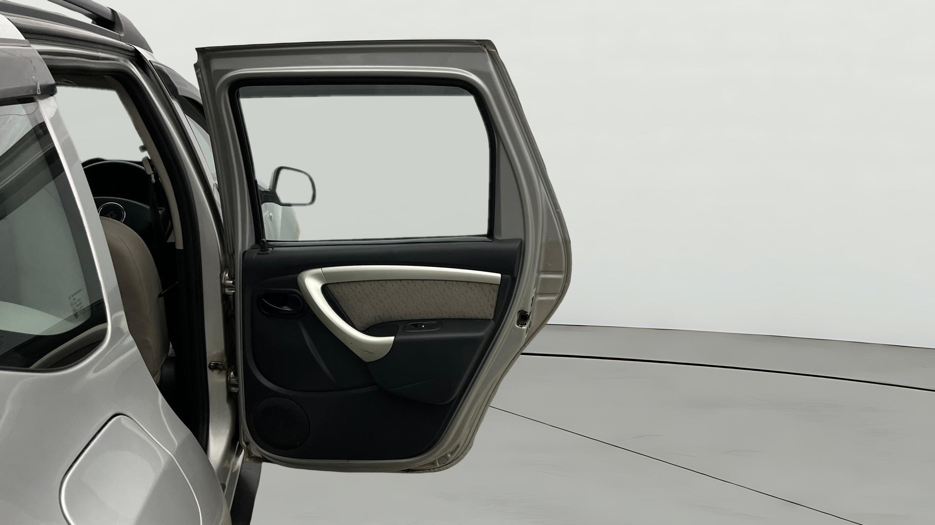 View 2014 Renault Duster Petrol RXL Image 7 Used 2014 Renault Duster Petrol RXL Image 7