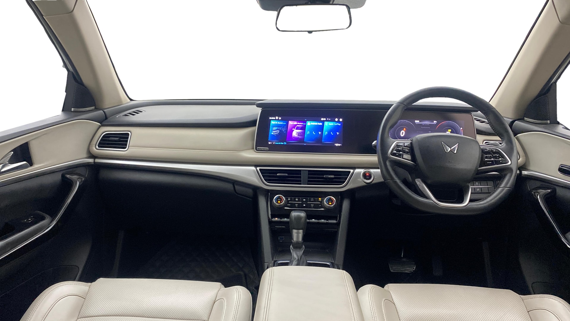 View 2022 Mahindra XUV700 MX Petrol 5 STR Image 32 Used 2022 Mahindra XUV700 MX Petrol 5 STR Image 32