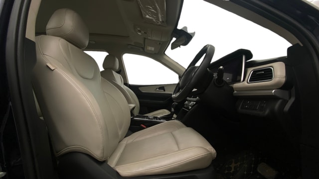 View Mahindra XUV700 Image 19 Used Mahindra XUV700 Image 19
