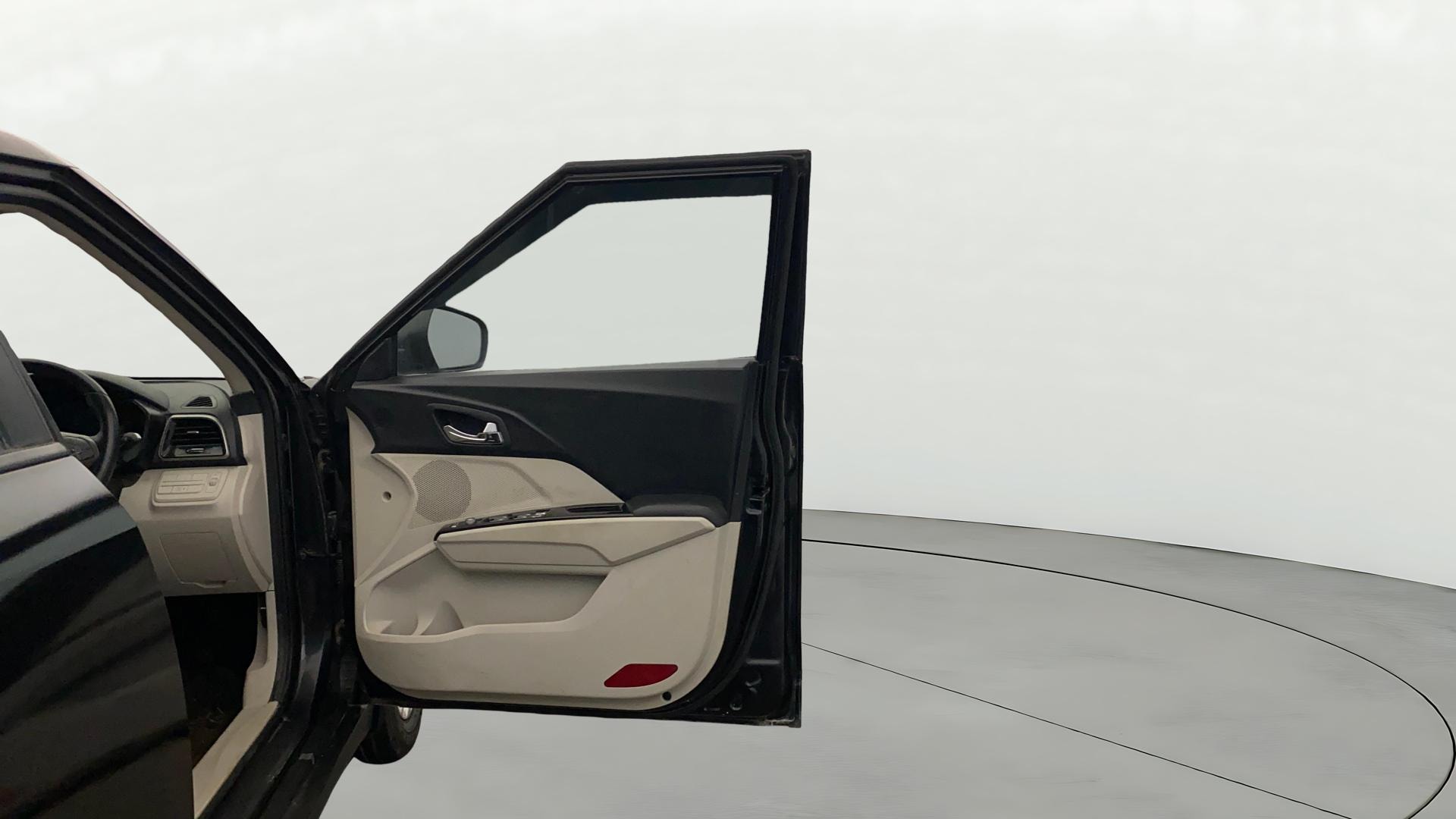 View 2022 Mahindra XUV300 W4 Petrol BS IV Image 48 Used 2022 Mahindra XUV300 W4 Petrol BS IV Image 48