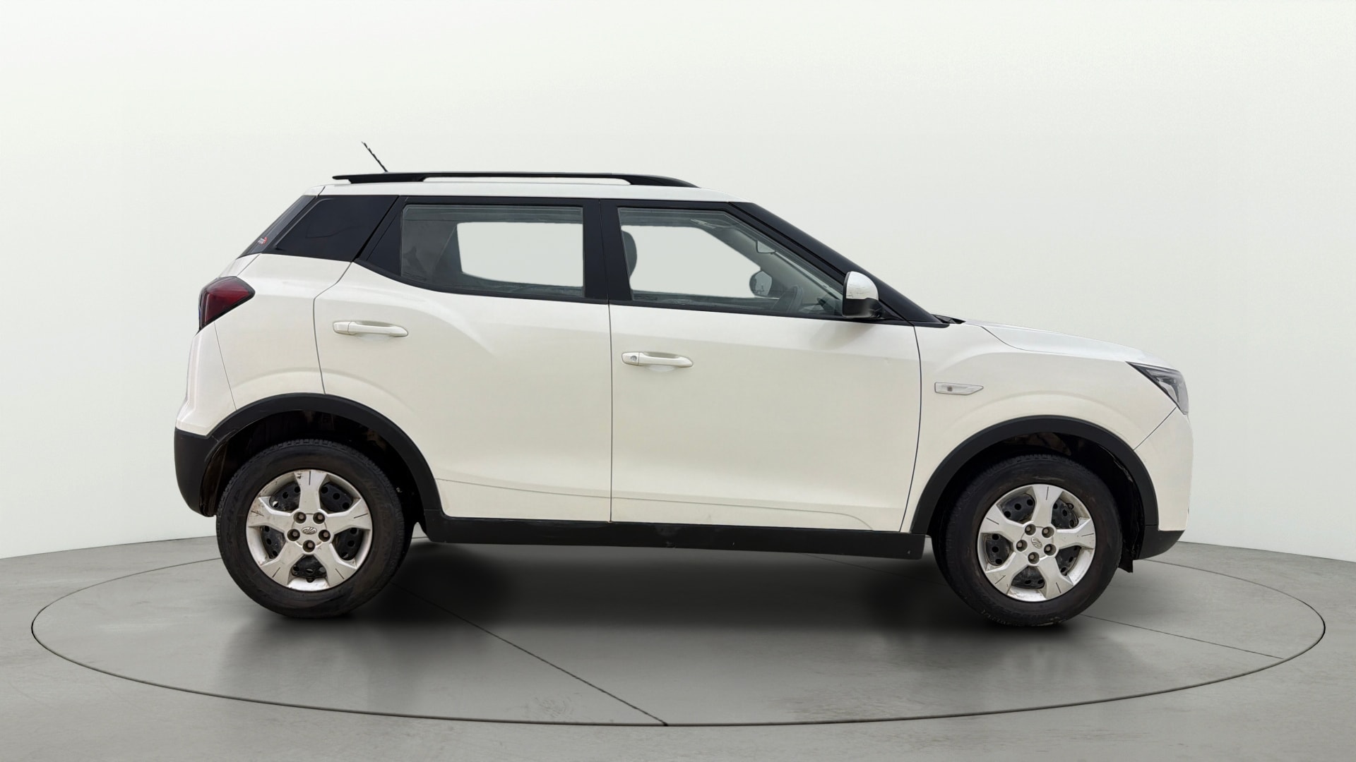 View 2022 Mahindra XUV300 W4 Petrol BS IV Image 8 Used 2022 Mahindra XUV300 W4 Petrol BS IV Image 8