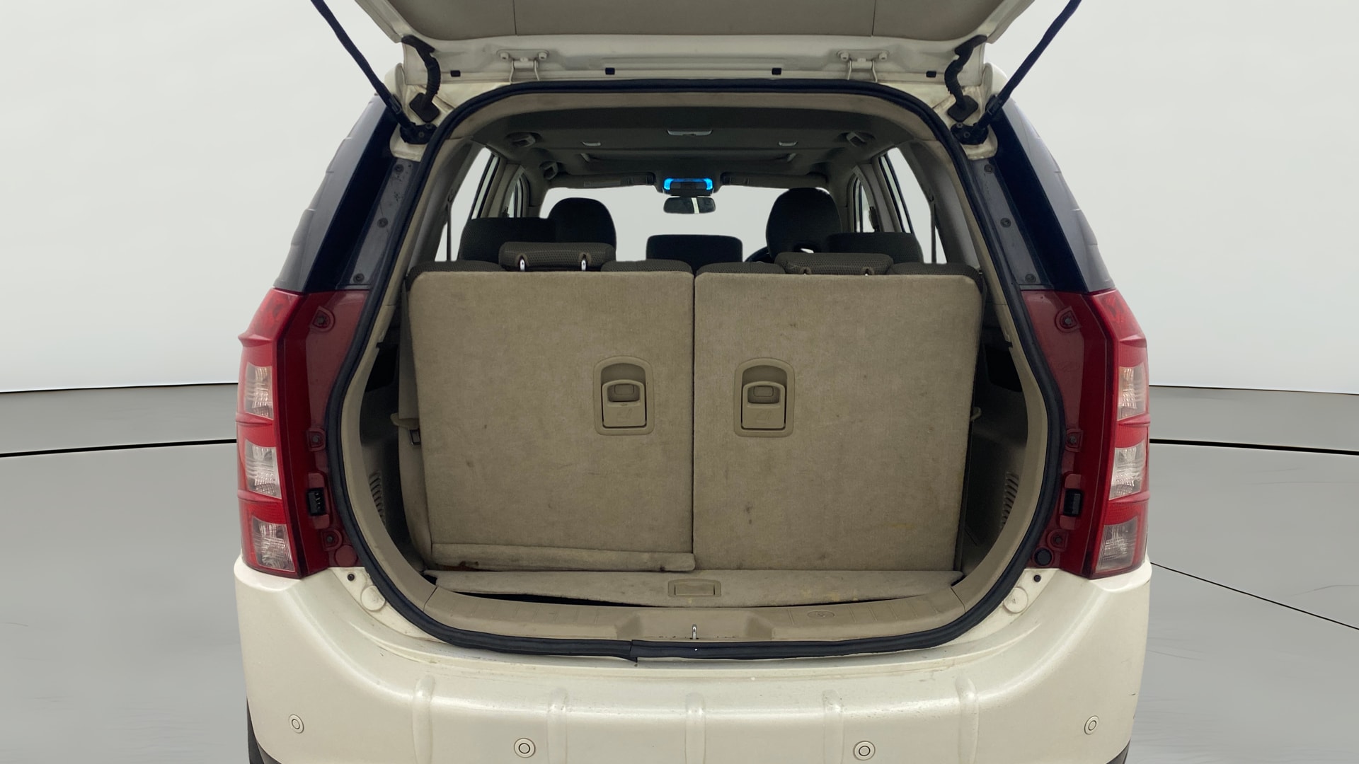 View 2017 Mahindra XUV500 W9 AT Image 43 Used 2017 Mahindra XUV500 W9 AT Image 43