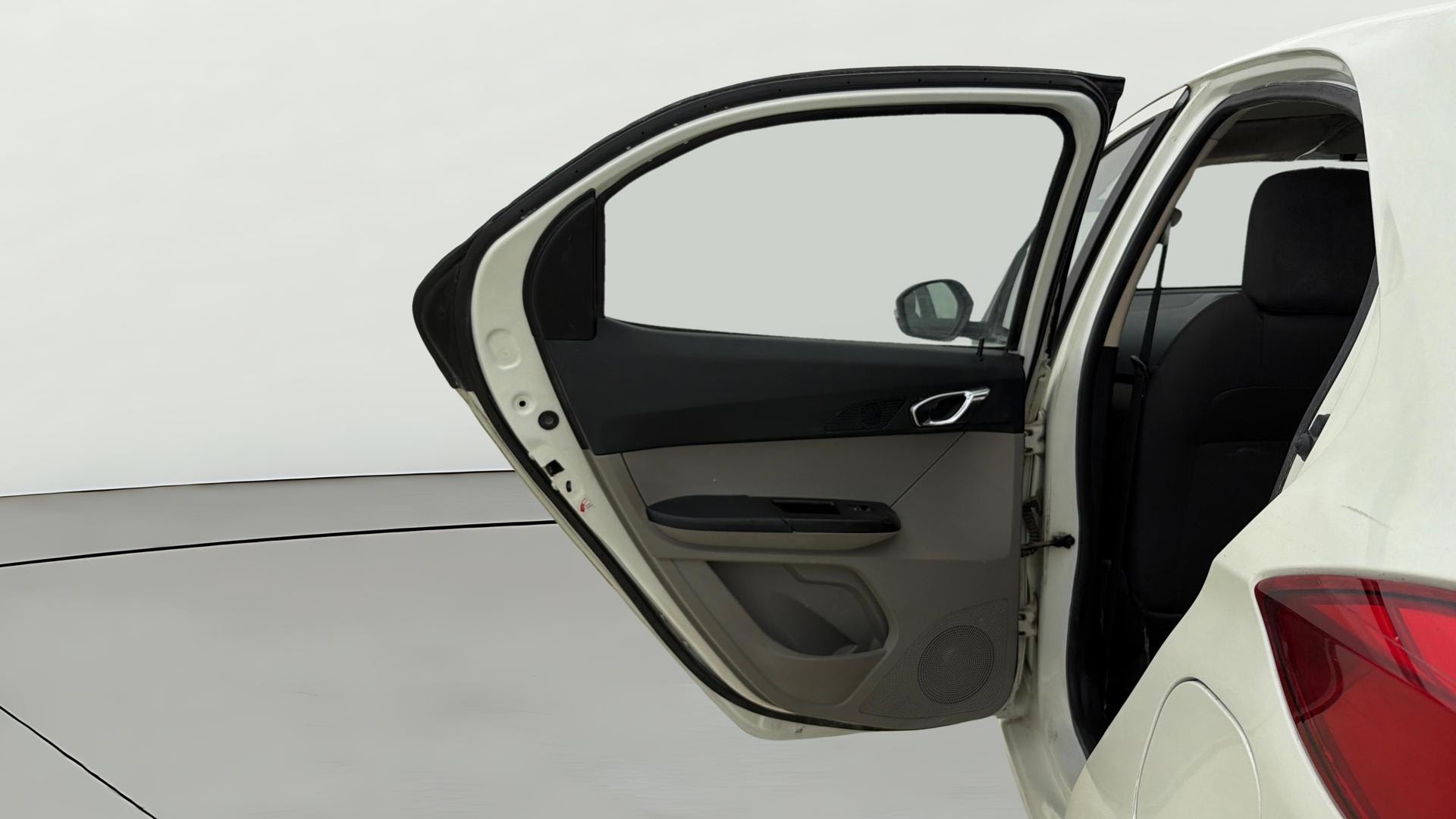 View 2017 Tata Tiago Revotorq XB Image 22 Used 2017 Tata Tiago Revotorq XB Image 22
