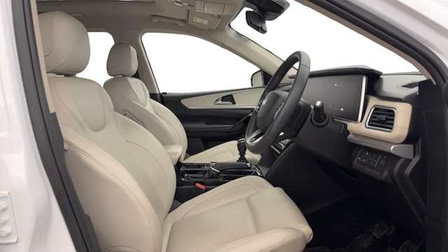 View Mahindra XUV700 Image 19 Used Mahindra XUV700 Image 19