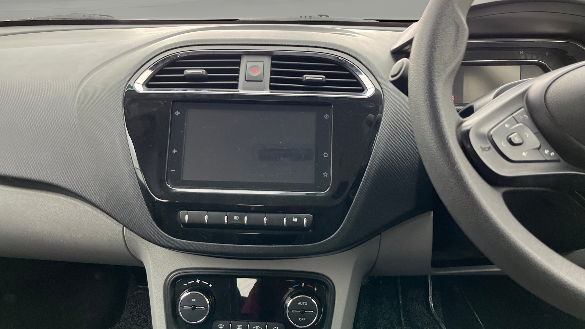 View 2020 Tata Tiago Revotorq XB Image 17 Used 2020 Tata Tiago Revotorq XB Image 17
