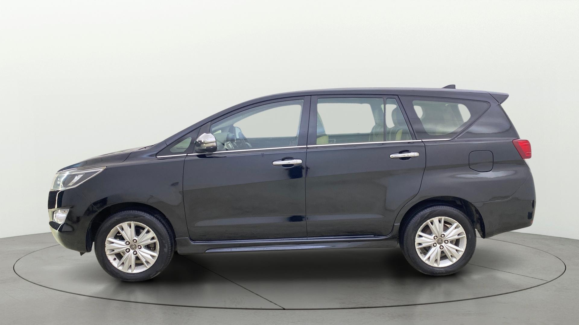 View 2017 Toyota Innova Crysta 2.8 ZX AT 7-Seater Image 5 Used 2017 Toyota Innova Crysta 2.8 ZX AT 7-Seater Image 5